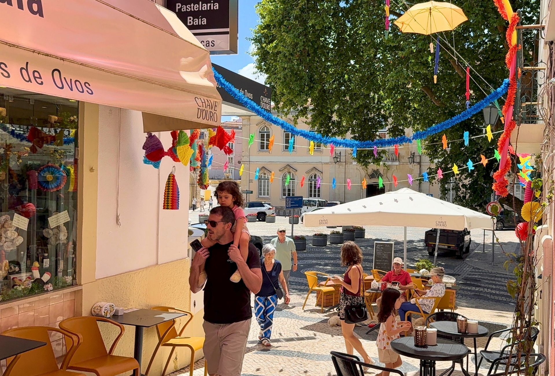 father and a daughter in a street in Caldas da Rainha Portugal