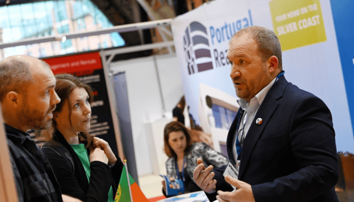 Dylan Herholdt a falar com clientes no evento imobiliário A Place in the Sun Live, no Reino Unido.