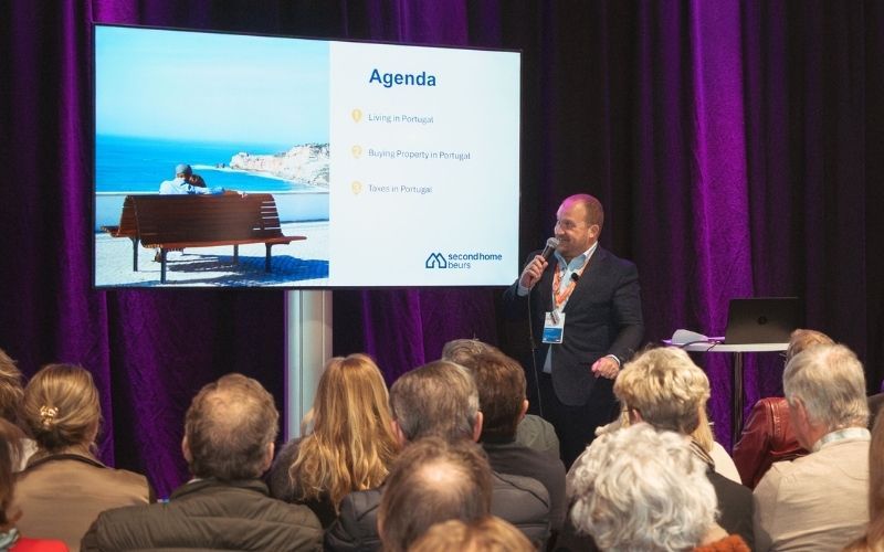 Dylan Herholdt, Diretor Comercial da Portugal Realty, a falar sobre investimento imobiliário na Costa de Prata no Second Home, um conhecido evento internacional dedicado a propriedades no estrangeiro, realizado nos Países Baixos e na Bélgica.